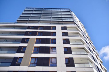 Düz binaları olan modern bir apartman dairesi. Yeni lüks ev ve evin ayrıntıları 