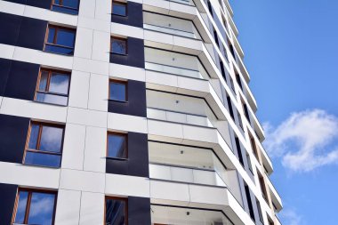 Düz binaları olan modern bir apartman dairesi. Yeni lüks ev ve evin ayrıntıları 