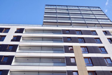 Düz binaları olan modern bir apartman dairesi. Yeni lüks ev ve evin ayrıntıları 