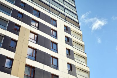 Düz binaları olan modern bir apartman dairesi. Yeni lüks ev ve evin ayrıntıları 