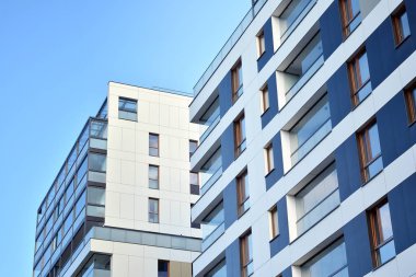Düz binaları olan modern bir apartman dairesi. Yeni lüks ev ve evin ayrıntıları 