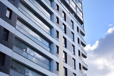 Düz binaları olan modern bir apartman dairesi. Yeni lüks ev ve evin ayrıntıları 