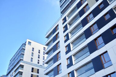 Düz binaları olan modern bir apartman dairesi. Yeni lüks ev ve evin ayrıntıları 