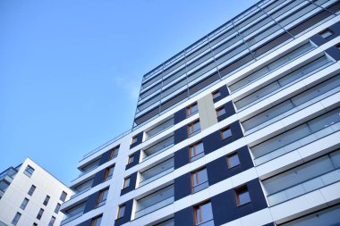 Düz binaları olan modern bir apartman dairesi. Yeni lüks ev ve evin ayrıntıları 