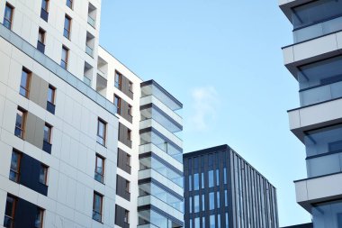 Düz binaları olan modern bir apartman dairesi. Yeni lüks ev ve evin ayrıntıları 
