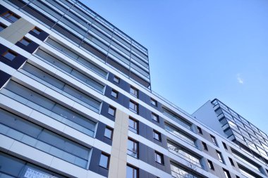 Düz binaları olan modern bir apartman dairesi. Yeni lüks ev ve evin ayrıntıları 