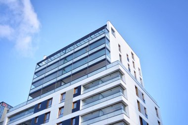 Düz binaları olan modern bir apartman dairesi. Yeni lüks ev ve evin ayrıntıları 