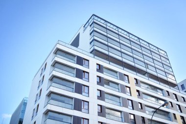 Düz binaları olan modern bir apartman dairesi. Yeni lüks ev ve evin ayrıntıları 