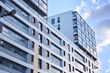 Düz binaları olan modern bir apartman dairesi. Yeni lüks ev ve evin ayrıntıları 