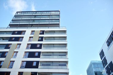Düz binaları olan modern bir apartman dairesi. Yeni lüks ev ve evin ayrıntıları 