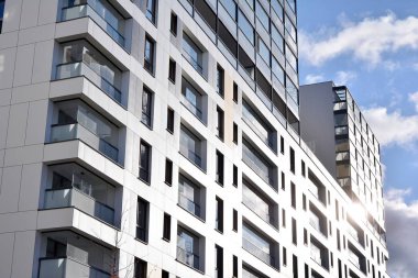 Düz binaları olan modern bir apartman dairesi. Yeni lüks ev ve evin ayrıntıları 