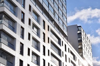 Düz binaları olan Modern yerleşim yerinin bir parçası. Yeni Lüks Ev ve Ev Kompleksinin Ayrıntıları. 