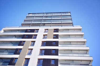 Düz binaları olan Modern yerleşim yerinin bir parçası. Yeni Lüks Ev ve Ev Kompleksinin Ayrıntıları. 