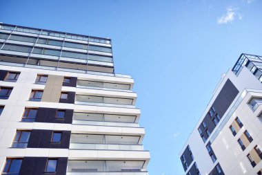 Düz binaları olan Modern yerleşim yerinin bir parçası. Yeni Lüks Ev ve Ev Kompleksinin Ayrıntıları. 