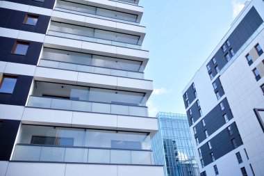 Düz binaları olan Modern yerleşim yerinin bir parçası. Yeni Lüks Ev ve Ev Kompleksinin Ayrıntıları. 