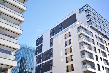 Düz binaları olan Modern yerleşim yerinin bir parçası. Yeni Lüks Ev ve Ev Kompleksinin Ayrıntıları. 