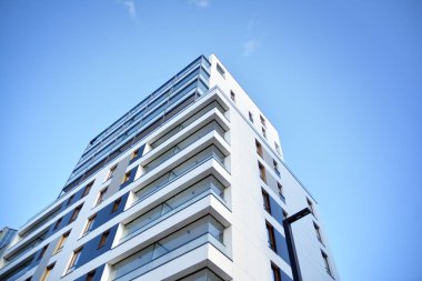 Düz binaları olan Modern yerleşim yerinin bir parçası. Yeni Lüks Ev ve Ev Kompleksinin Ayrıntıları. 