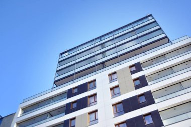 Düz binaları olan Modern yerleşim yerinin bir parçası. Yeni Lüks Ev ve Ev Kompleksinin Ayrıntıları. 