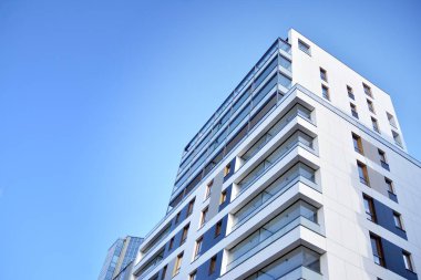 Düz binaları olan Modern yerleşim yerinin bir parçası. Yeni Lüks Ev ve Ev Kompleksinin Ayrıntıları. 