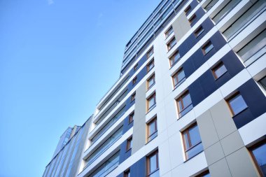 Düz binaları olan Modern yerleşim yerinin bir parçası. Yeni Lüks Ev ve Ev Kompleksinin Ayrıntıları. 