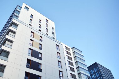 Düz binaları olan Modern yerleşim yerinin bir parçası. Yeni Lüks Ev ve Ev Kompleksinin Ayrıntıları. 