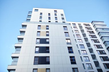 Düz binaları olan Modern yerleşim yerinin bir parçası. Yeni Lüks Ev ve Ev Kompleksinin Ayrıntıları. 
