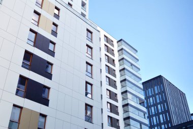 Düz binaları olan Modern yerleşim yerinin bir parçası. Yeni Lüks Ev ve Ev Kompleksinin Ayrıntıları. 