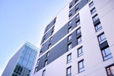 Düz binaları olan Modern yerleşim yerinin bir parçası. Yeni Lüks Ev ve Ev Kompleksinin Ayrıntıları. 