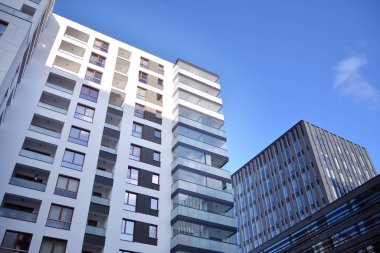 Düz binaları olan Modern yerleşim yerinin bir parçası. Yeni Lüks Ev ve Ev Kompleksinin Ayrıntıları. 