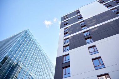 Düz binaları olan Modern yerleşim yerinin bir parçası. Yeni Lüks Ev ve Ev Kompleksinin Ayrıntıları. 