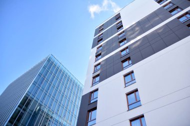 Düz binaları olan Modern yerleşim yerinin bir parçası. Yeni Lüks Ev ve Ev Kompleksinin Ayrıntıları. 