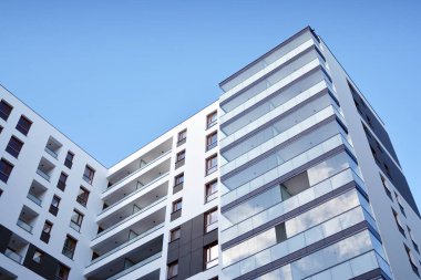 Düz binaları olan Modern yerleşim yerinin bir parçası. Yeni Lüks Ev ve Ev Kompleksinin Ayrıntıları. 