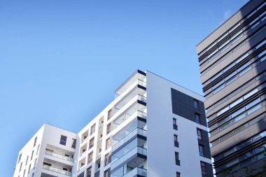 Düz binaları olan Modern yerleşim yerinin bir parçası. Yeni Lüks Ev ve Ev Kompleksinin Ayrıntıları. 