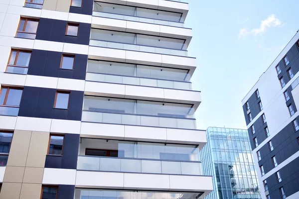 Düz binaları olan modern bir apartman dairesi. Yeni lüks ev ve evin ayrıntıları 