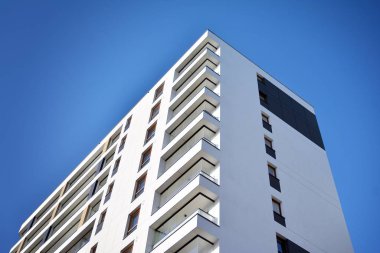 Düz binaları olan Modern yerleşim yerinin bir parçası. Yeni Lüks Ev ve Ev Kompleksinin Ayrıntıları. 