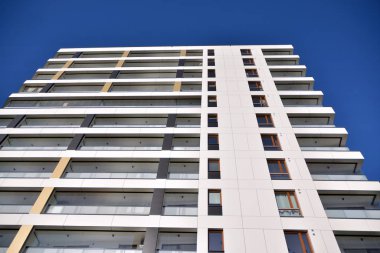 Düz binaları olan Modern yerleşim yerinin bir parçası. Yeni Lüks Ev ve Ev Kompleksinin Ayrıntıları. 