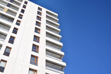 Düz binaları olan Modern yerleşim yerinin bir parçası. Yeni Lüks Ev ve Ev Kompleksinin Ayrıntıları. 