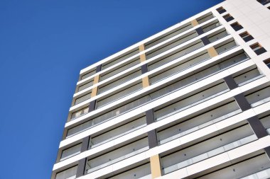 Düz binaları olan Modern yerleşim yerinin bir parçası. Yeni Lüks Ev ve Ev Kompleksinin Ayrıntıları. 