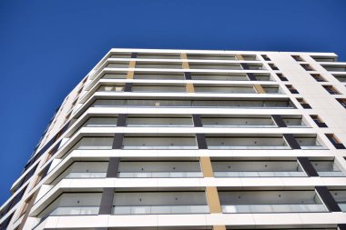 Düz binaları olan Modern yerleşim yerinin bir parçası. Yeni Lüks Ev ve Ev Kompleksinin Ayrıntıları. 