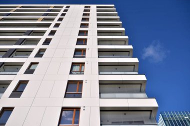 Düz binaları olan Modern yerleşim yerinin bir parçası. Yeni Lüks Ev ve Ev Kompleksinin Ayrıntıları. 