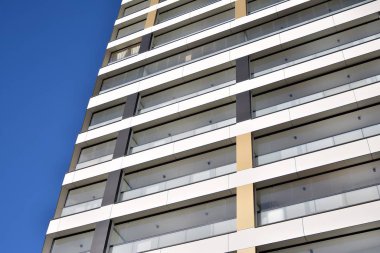 Düz binaları olan Modern yerleşim yerinin bir parçası. Yeni Lüks Ev ve Ev Kompleksinin Ayrıntıları. 