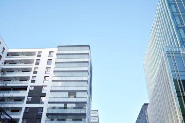 Düz binaları olan Modern yerleşim yerinin bir parçası. Yeni Lüks Ev ve Ev Kompleksinin Ayrıntıları. 