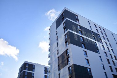 Düz binaları olan Modern yerleşim yerinin bir parçası. Yeni Lüks Ev ve Ev Kompleksinin Ayrıntıları. 