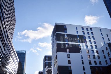 Düz binaları olan Modern yerleşim yerinin bir parçası. Yeni Lüks Ev ve Ev Kompleksinin Ayrıntıları. 