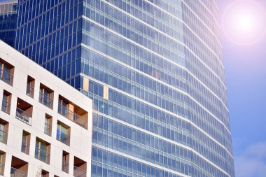 Modern ofis inşaatı, güneş ışığıyla kaplı cam yüzey. İş geçmişi. 