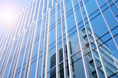 Modern ofis inşaatı, güneş ışığıyla kaplı cam yüzey. İş geçmişi. 