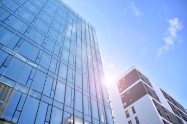 Modern ofis inşaatı, güneş ışığıyla kaplı cam yüzey. İş geçmişi. 