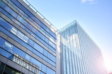 Modern ofis inşaatı, güneş ışığıyla kaplı cam yüzey. İş geçmişi. 