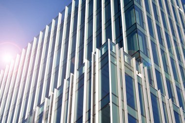 Modern ofis inşaatı, güneş ışığıyla kaplı cam yüzey. İş geçmişi. 