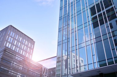 Modern ofis inşaatı, güneş ışığıyla kaplı cam yüzey. İş geçmişi. 